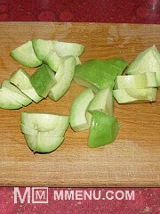 Приготовление блюда по рецепту - Летний салат с тунцом и авокадо. Шаг 3