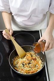 Приготовление блюда по рецепту - Овощная икра с чесноком. Шаг 4