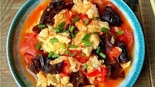 Рецепт - жареное яйцо в томатном соусе