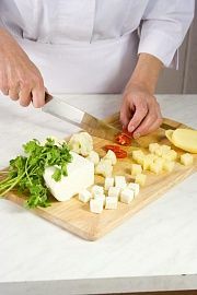 Приготовление блюда по рецепту - Тушеные картофель и цветная капуста с паниром. Шаг 1