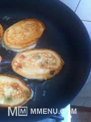 Приготовление блюда по рецепту - Твороженные оладушки с сушеными ананасами. Шаг 4