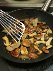 Приготовление блюда по рецепту - Салат из спаржи с инжиром и грибами под соусом из масла грецкого ореха от Эрика Ле Прово. Шаг 2