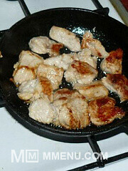 Приготовление блюда по рецепту - Мясо на сковороде в подливе.. Шаг 1