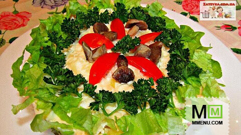 Постный слоеный салат с грибами и помидорами