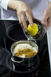 Приготовление блюда по рецепту - Бараний окорок, запеченный в пергаменте, с лимонным рисом. Шаг 5