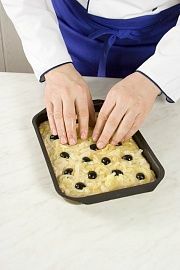 Приготовление блюда по рецепту - Плоский хлеб с маслинами и луком. Шаг 4