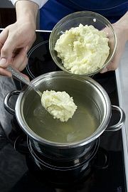 Приготовление блюда по рецепту - Крем суп с грибным муссом и чесночными гренками. Шаг 4