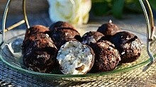 Рецепт - Конфеты из белого шоколада, фундука и кокосовой стружки