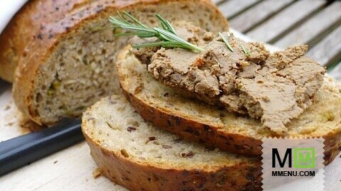 Домашний паштет со свежеиспеченным хлебом с маслинами и каперсами