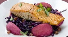 Рецепт - Жареный лосось с капустой