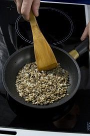 Приготовление блюда по рецепту - Крем суп с грибным муссом и чесночными гренками. Шаг 2