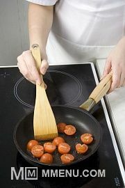Приготовление блюда по рецепту - Омлет с помидорами. Шаг 2
