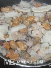 Приготовление блюда по рецепту - Рис с морепродуктами. Шаг 2
