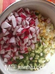 Приготовление блюда по рецепту - Салат с крабовыми палочками и редисом. Шаг 3