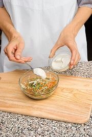 Приготовление блюда по рецепту - Салат из овощей со сметаной. Шаг 3