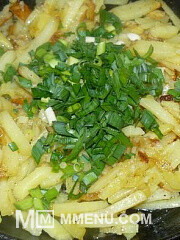 Приготовление блюда по рецепту - Жареная картошка с зеленым луком и чесноком. Шаг 4