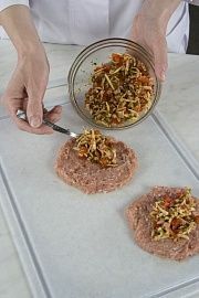 Приготовление блюда по рецепту - Рулетики из индейки с сыром и перцем. Шаг 3