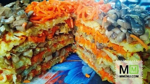 Картофельный торт с грибами и морковью на сковороде