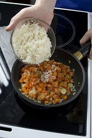 Приготовление блюда по рецепту - Курица в сливочном соусе с рисом по–испански. Шаг 4