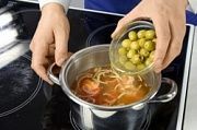 Приготовление блюда по рецепту - Суп с форелью по-гречески. Шаг 6