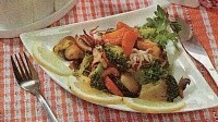 Морковь жаренная с брокколи и грибами и из смеси морепродуктов