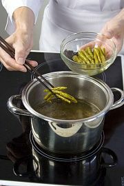 Приготовление блюда по рецепту - Суп из утки со спаржей (2). Шаг 2