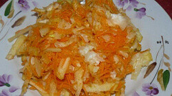 Рецепт: Салат с дайконом, морковью и яблоком