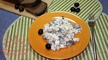 Рецепт - Салат с копченой скумбрией и мягким сыром