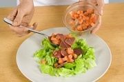 Приготовление блюда по рецепту - Зимний салат с копченой форелью. Шаг 9