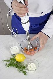 Приготовление блюда по рецепту - Блинчики с кремом из форели с овощами. Шаг 2