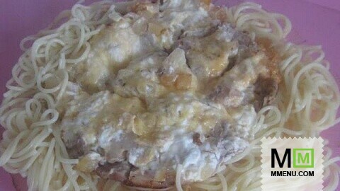 Спагетти с мясом в ананасово-сырной корочке.
