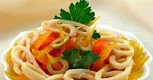 Рецепт - Салат из кальмаров с оливками
