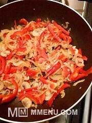 Приготовление блюда по рецепту - Стир-фрай из курицы с шампиньонами и перцем. Шаг 9