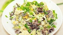 Рецепт - Салат с сухариками и кукурузой - Вкусный и простой салат на Новый год