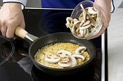 Приготовление блюда по рецепту - Ризотто с грибами и луком. Шаг 6