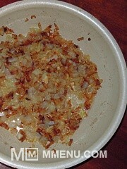 Приготовление блюда по рецепту - Салат из варёного картофеля, копчёной красной рыбы и жареного лука. Шаг 2