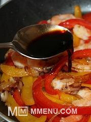 Приготовление блюда по рецепту - Болгарский перец с жареными креветками. Шаг 4