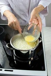 Приготовление блюда по рецепту - Суп из сыра с рисом. Шаг 3