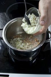 Приготовление блюда по рецепту - Щи с тмином и сыром. Шаг 2