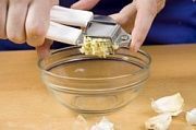 Приготовление блюда по рецепту - Рулет из курицы с зеленью. Шаг 4