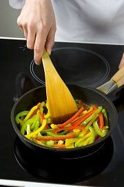 Приготовление блюда по рецепту - Салат из сладкого перца с тмином. Шаг 2