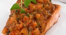 Рецепт - Филе лосося с соусом из базилика