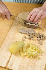 Приготовление блюда по рецепту - Салат мясной (11). Шаг 2