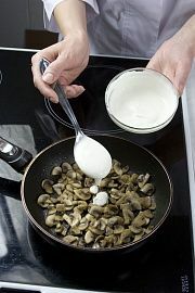 Приготовление блюда по рецепту - Утка, запеченная с рисом, под грибным соусом. Шаг 4