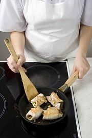 Приготовление блюда по рецепту - Рулетики из куриного филе с кунжутом. Шаг 4