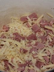 Приготовление блюда по рецепту - Блинчики с ветчиной и сыром. Шаг 4