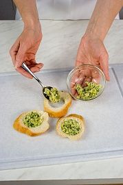 Приготовление блюда по рецепту - Бутерброды "Весна в круге". Шаг 3