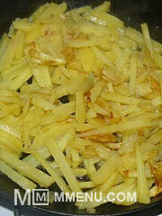 Приготовление блюда по рецепту - Жареная картошка с зеленым луком и чесноком. Шаг 3