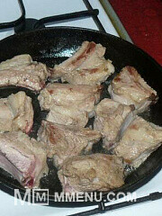 Приготовление блюда по рецепту - Тушеные свиные ребра. Шаг 2