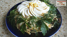 Рецепт - Слоеный салат «Ромашка» с ветчиной и грибами